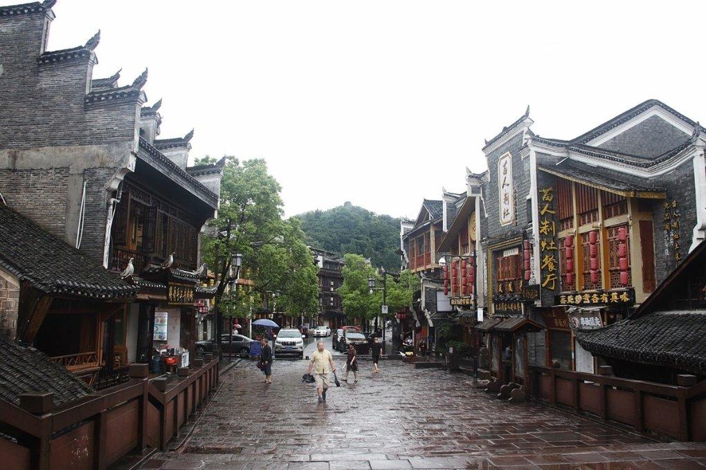 这个女孩是我的姐姐她是一个很好的姐姐英语合成定语从句？
