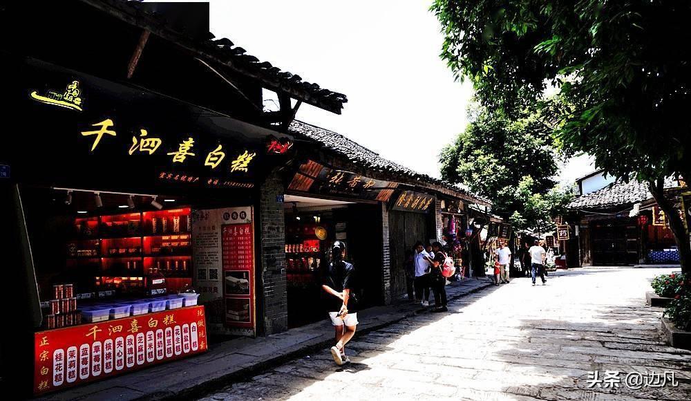 “半蹲式”窗口再现，官方回应后，网友吵翻了